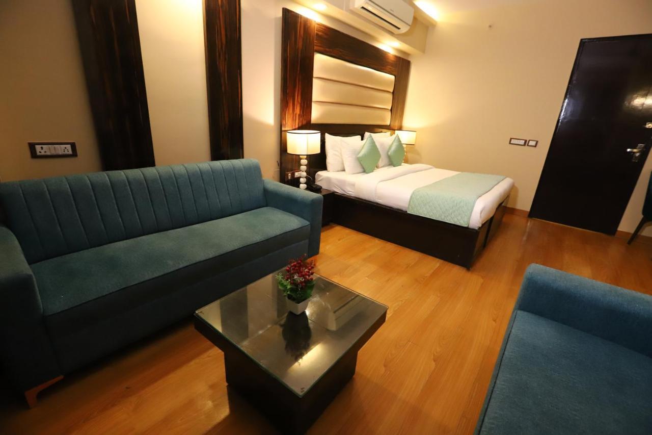 The Palm Spring A Boutique Hotel Naraina Ню Делхи Екстериор снимка