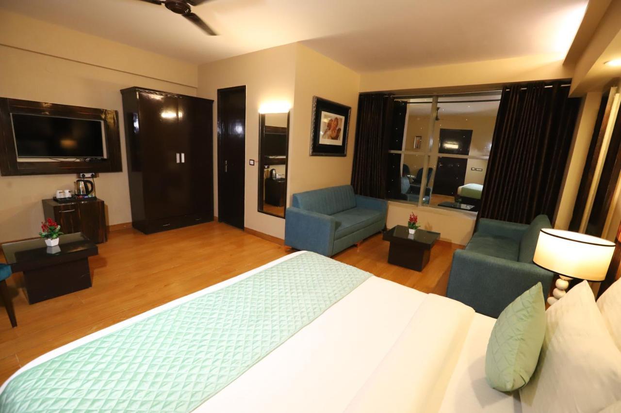 The Palm Spring A Boutique Hotel Naraina Ню Делхи Екстериор снимка