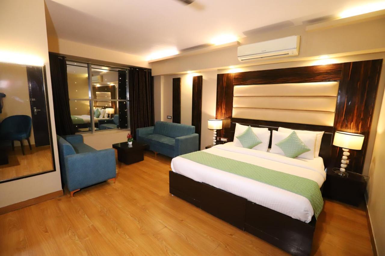 The Palm Spring A Boutique Hotel Naraina Ню Делхи Екстериор снимка
